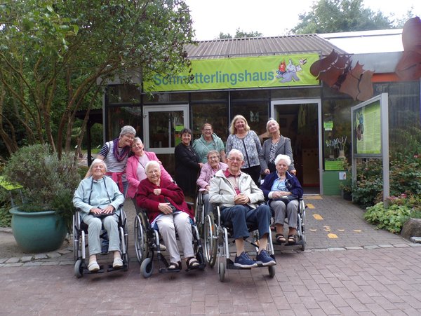 Menschen vor einem Gebäude