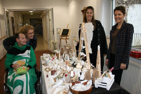 Mann im Rollstuhl am Verkaufsstand