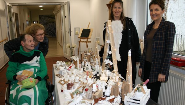 Mann im Rollstuhl am Verkaufsstand