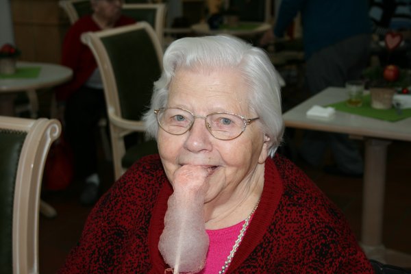 Frau mit Zuckerwatte