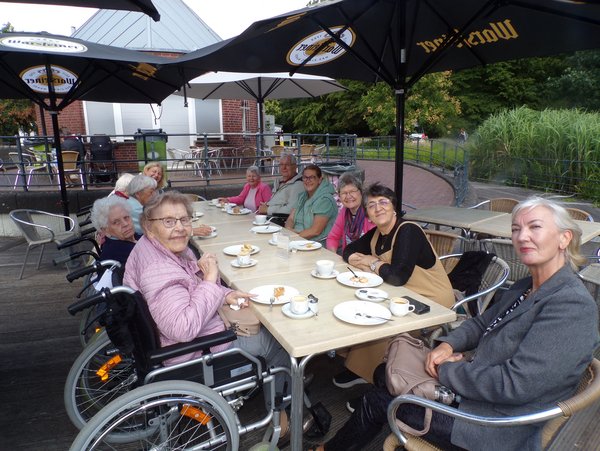 Menschen bei Kaffeetrinken