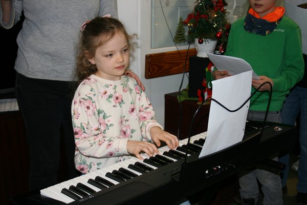 Mädchen am Keyboard