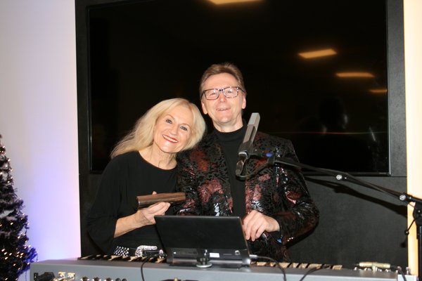 2 Musiker*innen am Keyboard