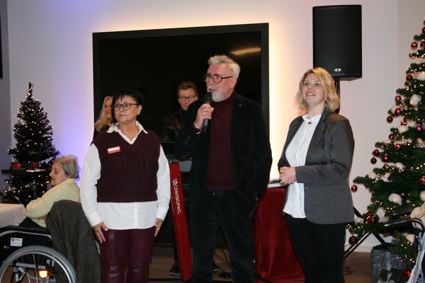 drei Personen bei einer Ansprache