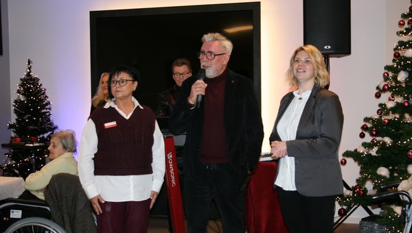 drei Personen bei einer Ansprache