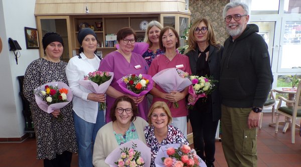 Personengruppe mit Blumen