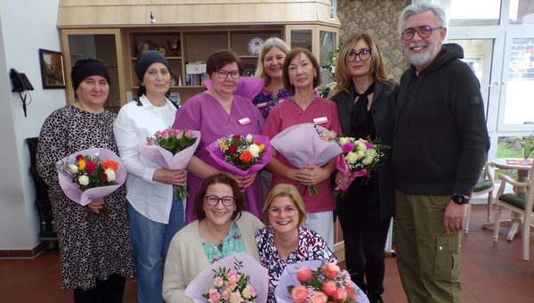 Personengruppe mit Blumen