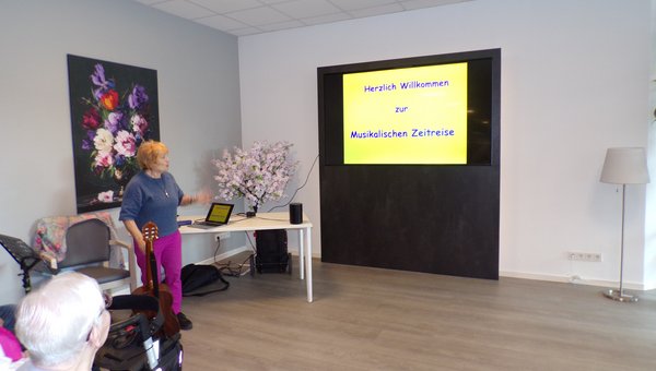 Frau vor Bildschirm