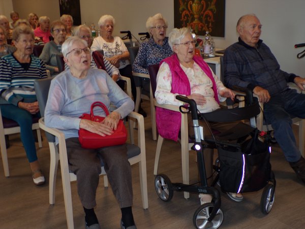singende Menschengruppe