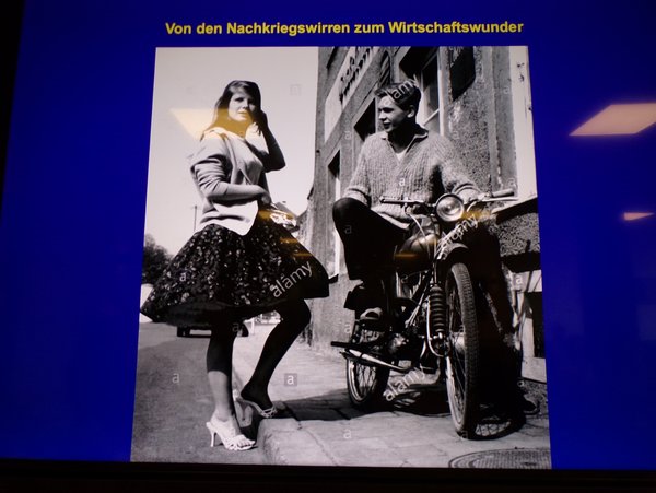junge Leute mit Motorrad